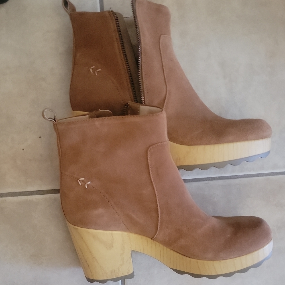 Dr. Scholl's Tan Heeled Boots with Western Influence